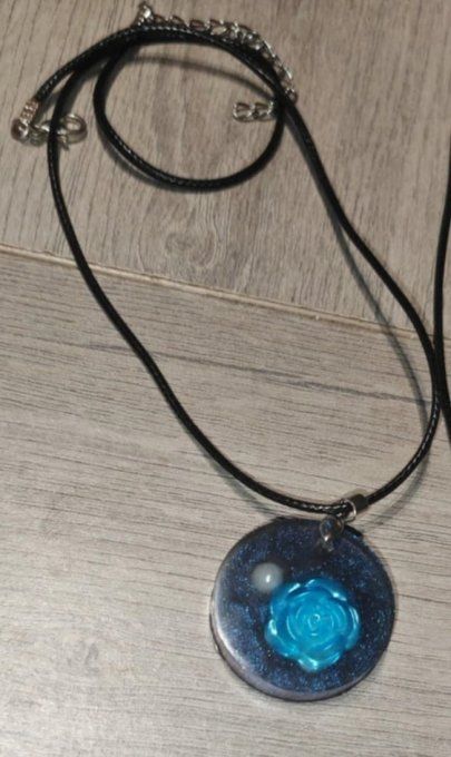 Collier rond rose bleue incrustée